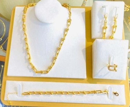 طقم تيفاني المميز( عقد واسواره وحلق وخاتم)